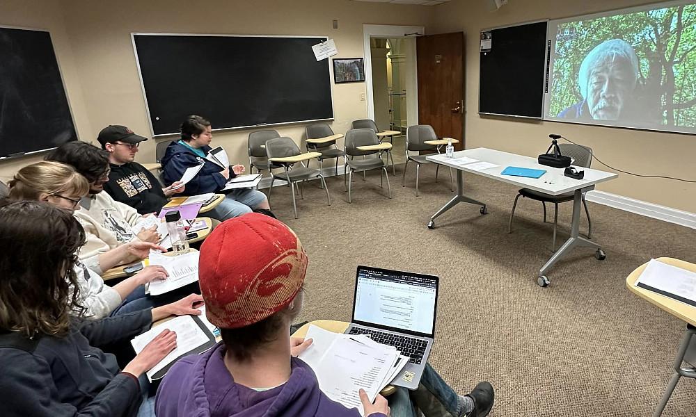 Author Keijiro日本须贺 meets with contemporary Japanese literature students remotely to discuss his poetry.